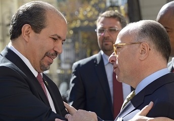 Mohamed Aïssa et Bernard Cazeneuve. D. R.